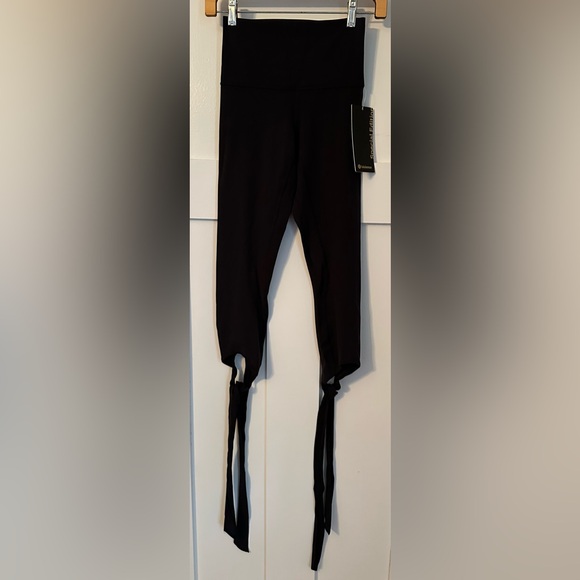 NWT Lululemon Align Crop 21" *Love Knot black size 4 - Picture 6 of 9